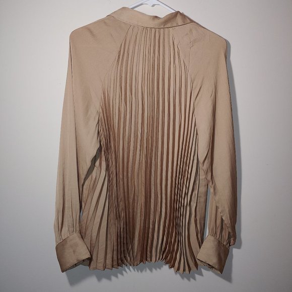 Banana Republic Satin Pleated Back and Sleeves Blouse Size M Tan/Champagne toast - Picture 5 of 7